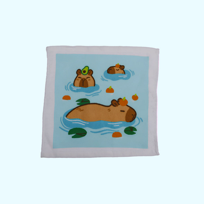 Capybara - Magisches Baumwollhandtuch 30x30cm - Drei Capybara mit blauem Hintergrund - SNACKS24.AT
